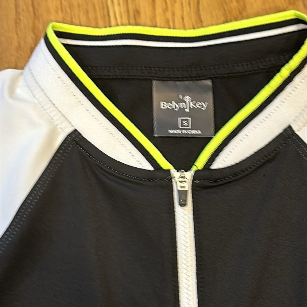 NWT Belyn Key Princess Seam Cap Sleeve Shirt Black White Neon Green Small Golf - Picture 4 of 8